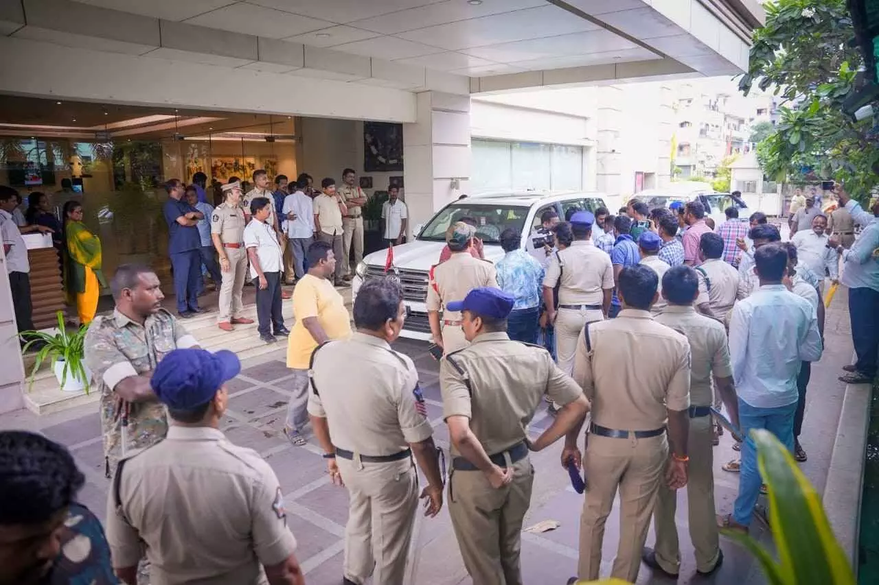 పోలీసులు అధికార కూటమి తొత్తుల్లా వ్యవహరిస్తున్నారు