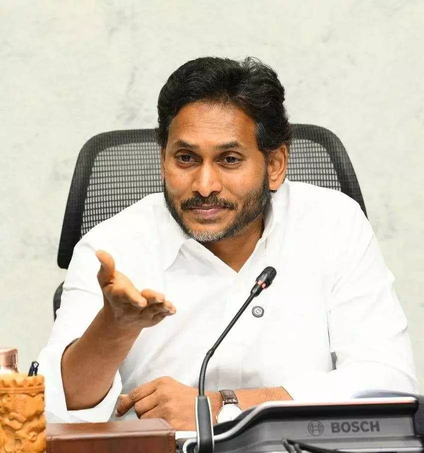 గిరిజన బాలికలు చనిపోతుంటే సీఎం, మంత్రులు గాడిదలు కాస్తున్నారా