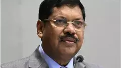 భారత ప్రధాన న్యాయమూర్తిపై షూ విసిరే ప్రయత్నం