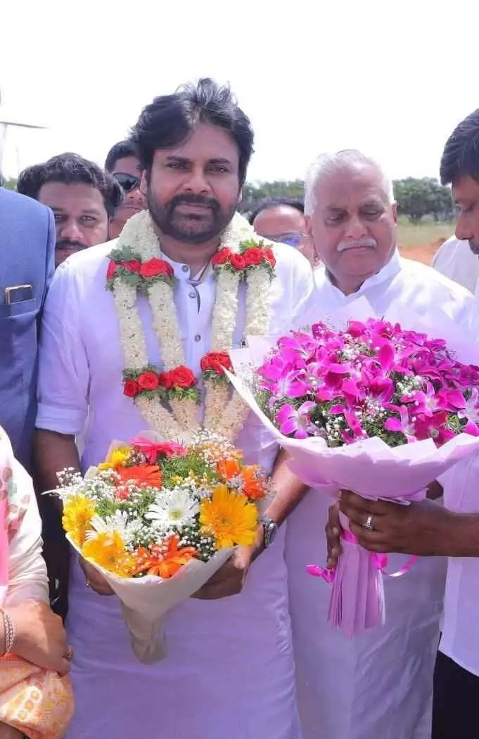 పవన్‌ కల్యాణ్‌కు కర్ణాటకలో ఘన స్వాగతం