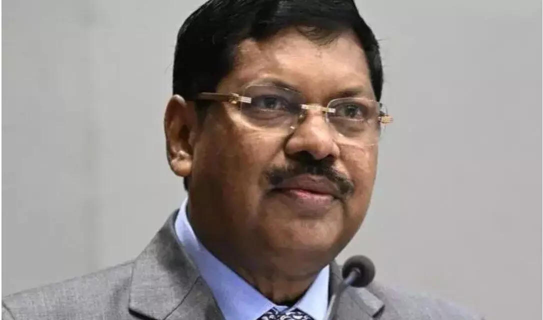 భారత ప్రధాన న్యాయమూర్తిపై షూ విసిరే ప్రయత్నం
