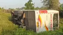 కర్నూలు: అదుపు తప్పి.. బస్సు బోల్తా