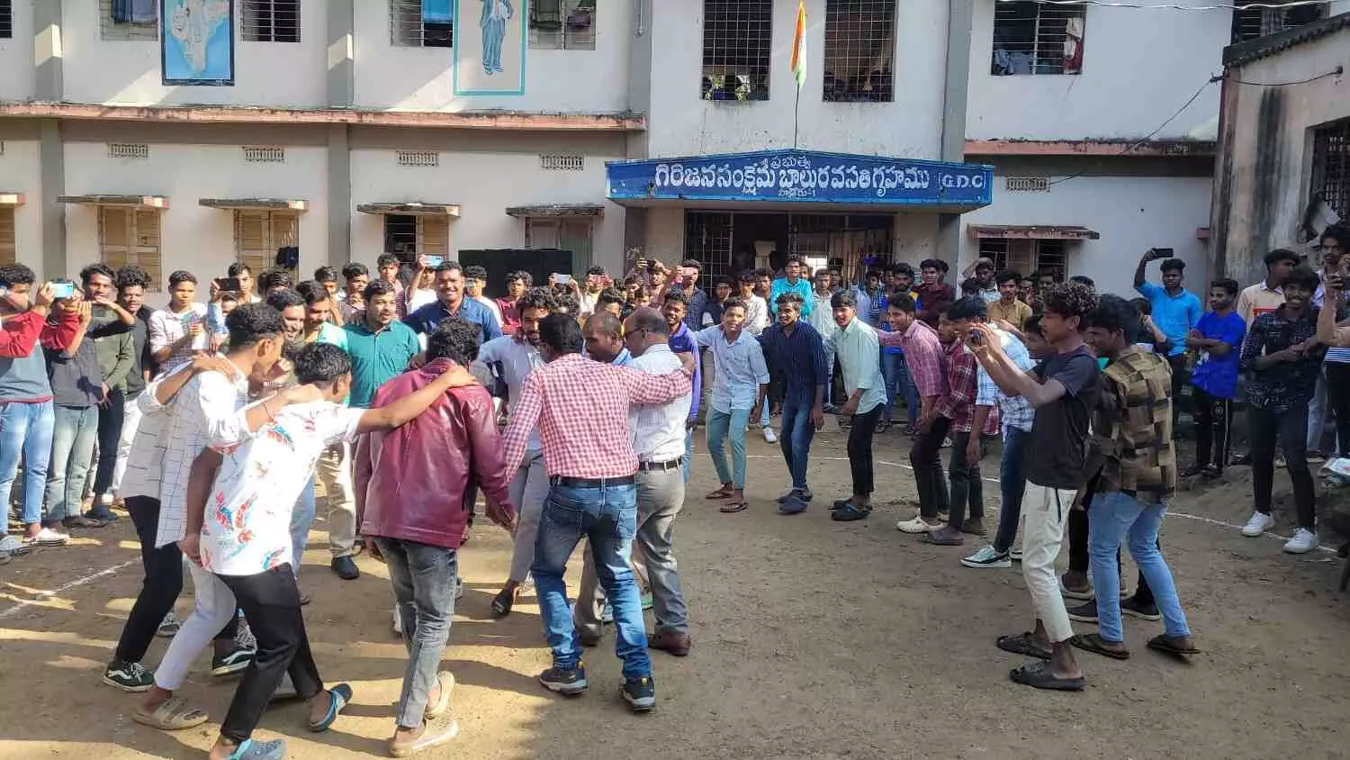 తప్పు అధికారులది... బాధితులు విద్యార్థులు!