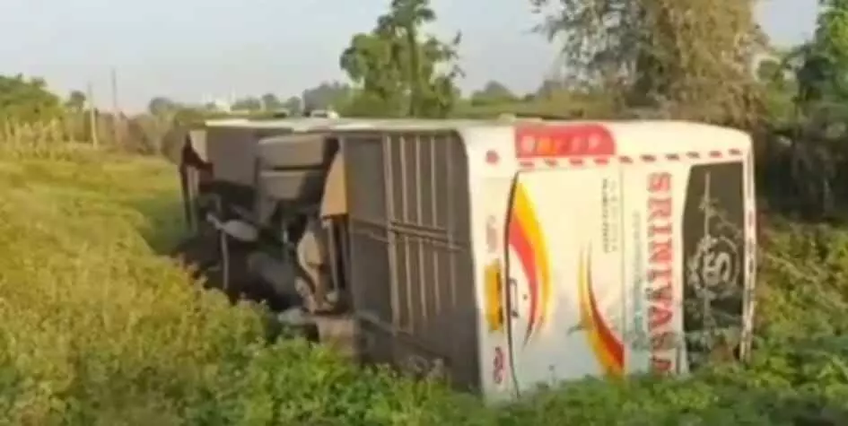 కర్నూలు: అదుపు తప్పి.. బస్సు బోల్తా