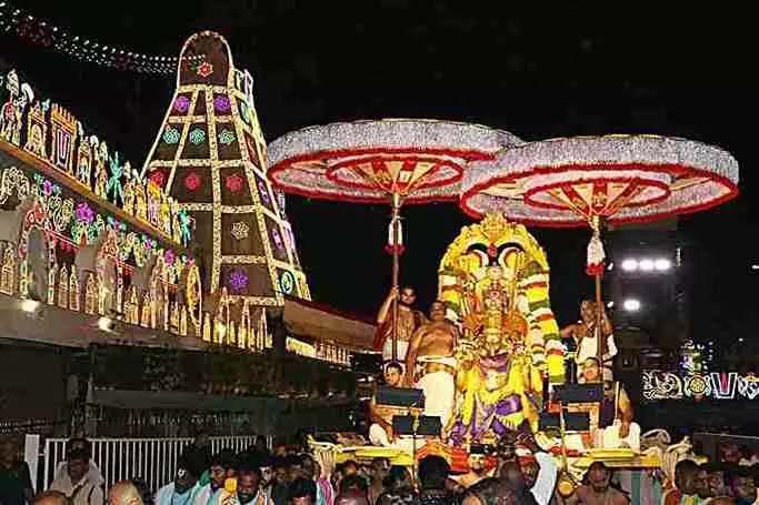 పులకించిన తిరుమల..  వైభవంగా పౌర్ణమి గరుడసేవ..