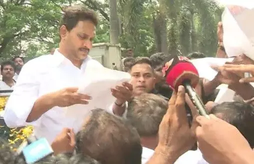 విశాఖ స్టీల్ ప్లాంట్ ప్రైవేటీకరణకు ఒప్పుకోము : వైఎస్ జగన్ విశాఖ స్టీల్ ప్లాంట్ ప్రైవేటీకరణకు ఒప్పుకోము : వైఎస్ జగన్