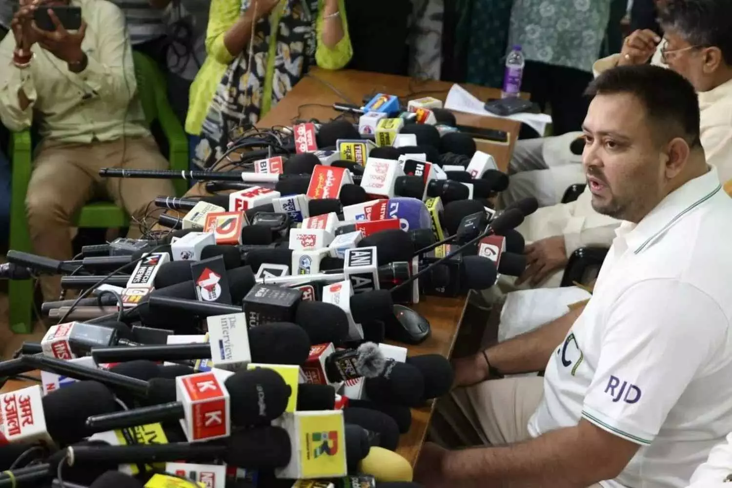 ‘గెలిపిస్తే కుటుంబానికో ప్రభుత్వ ఉద్యోగం..’ ‘గెలిపిస్తే కుటుంబానికో ప్రభుత్వ ఉద్యోగం..’
