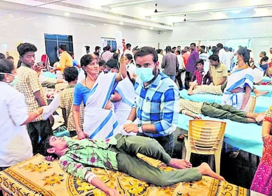 బీసీ బాలురకు ఫుడ్ పాయిజన్‌..గిరిజన బిడ్డలకు పచ్చ కామెర్లు