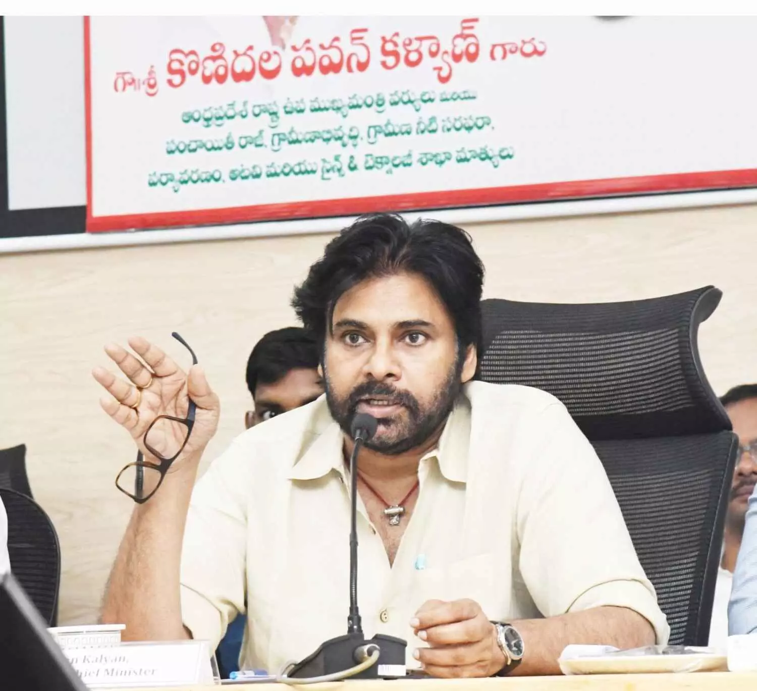 పవన్ మెడలోని మ్యాజిక్ మాల ఏమిటి?