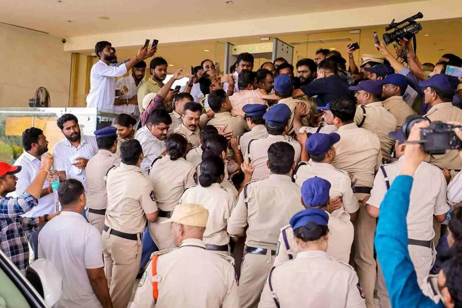 రామచంద్ర యాదవ్ ను అడుగడుగునా అడ్డుకుంటున్న పోలీస్!