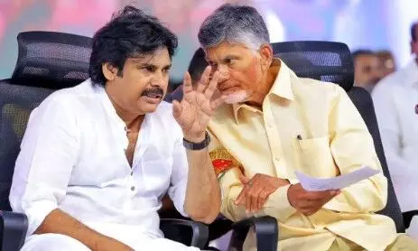 పవన్ కల్యాణ్ ది పోరాటం, చంద్రబాబు ది మౌన మద్దతు, ఏమిటిది?