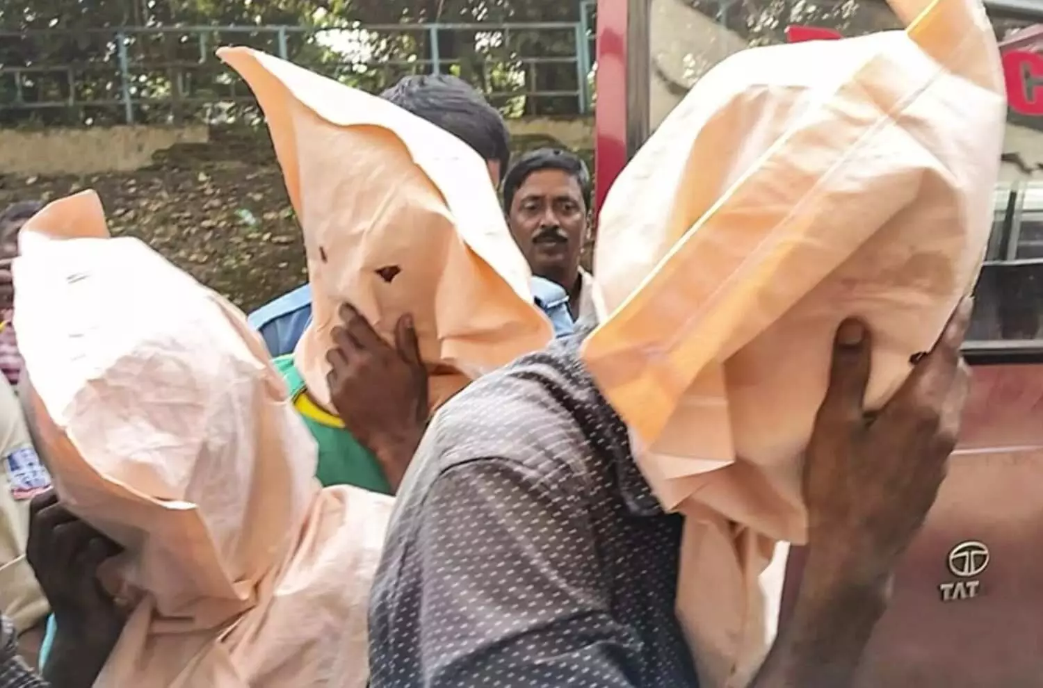 దుర్గాపూర్ గ్యాంగ్ రేప్ ఘటనలో సీన్ రికన్స్ట్రక్షన్.. దుర్గాపూర్ గ్యాంగ్ రేప్ ఘటనలో సీన్ రికన్స్ట్రక్షన్..