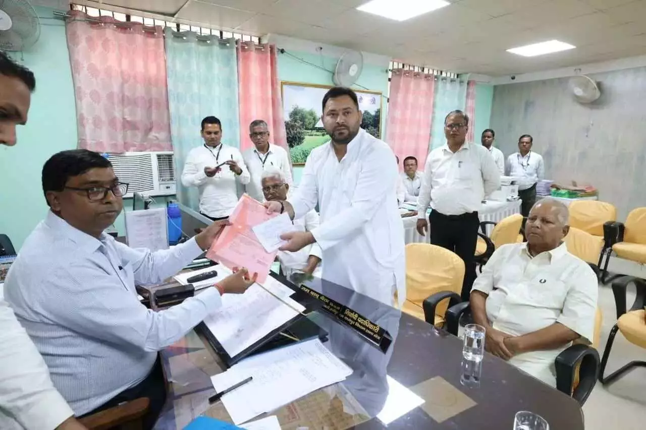 బీహార్ ఎన్నికలు: నామినేషన్ వేసిన తేజస్వి యాదవ్.. బీహార్ ఎన్నికలు: నామినేషన్ వేసిన తేజస్వి యాదవ్..