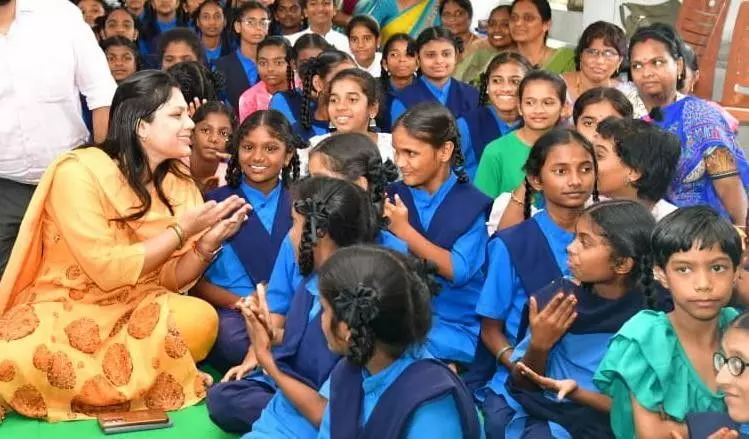 సైగల భాష నేర్చుకున్నకరీంనగర్ కలెక్టర్