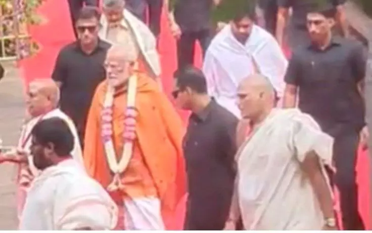 మల్లన్న సేవలో తరిస్తున్న ప్రధాని మోదీ మల్లన్న సేవలో తరిస్తున్న ప్రధాని మోదీ