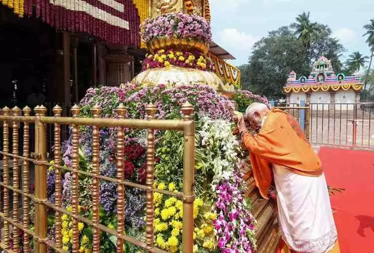 శ్రీశైలంలో శివాజీకి మొక్కి, ధ్యానం చేసి.. శ్రీశైలంలో శివాజీకి మొక్కి, ధ్యానం చేసి..
