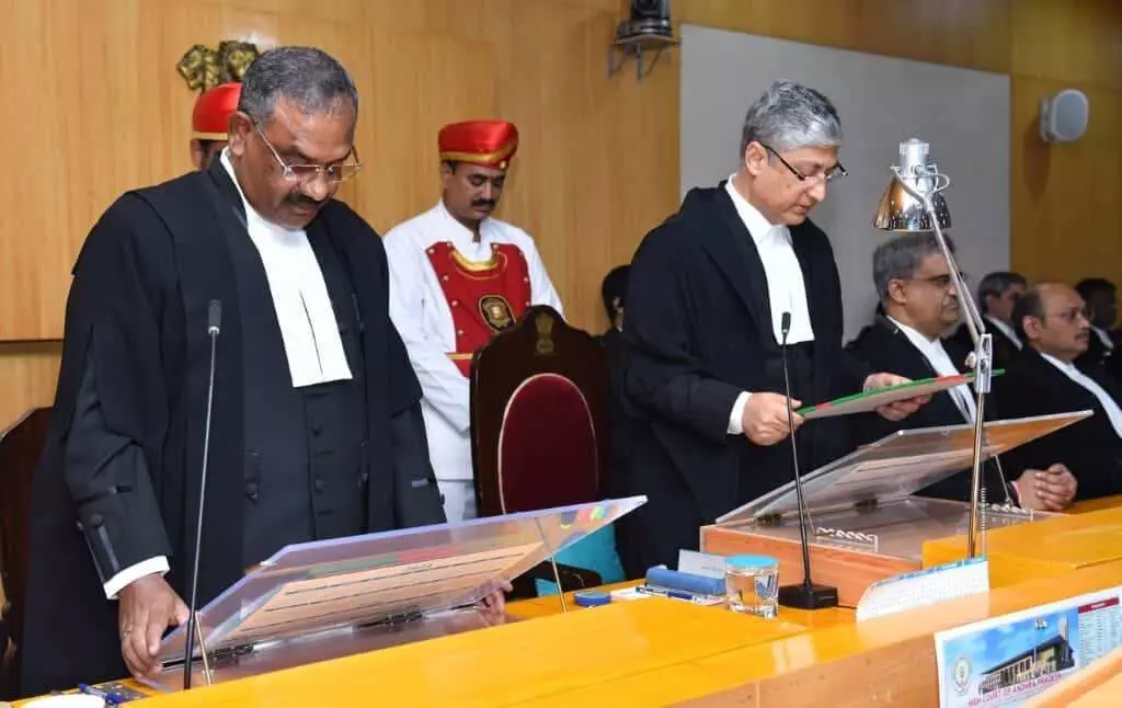 ఏపీ హైకోర్టు న్యాయమూర్తిగా జస్టిస్ రమేశ్ ప్రమాణ స్వీకారం ఏపీ హైకోర్టు న్యాయమూర్తిగా జస్టిస్ రమేశ్ ప్రమాణ స్వీకారం