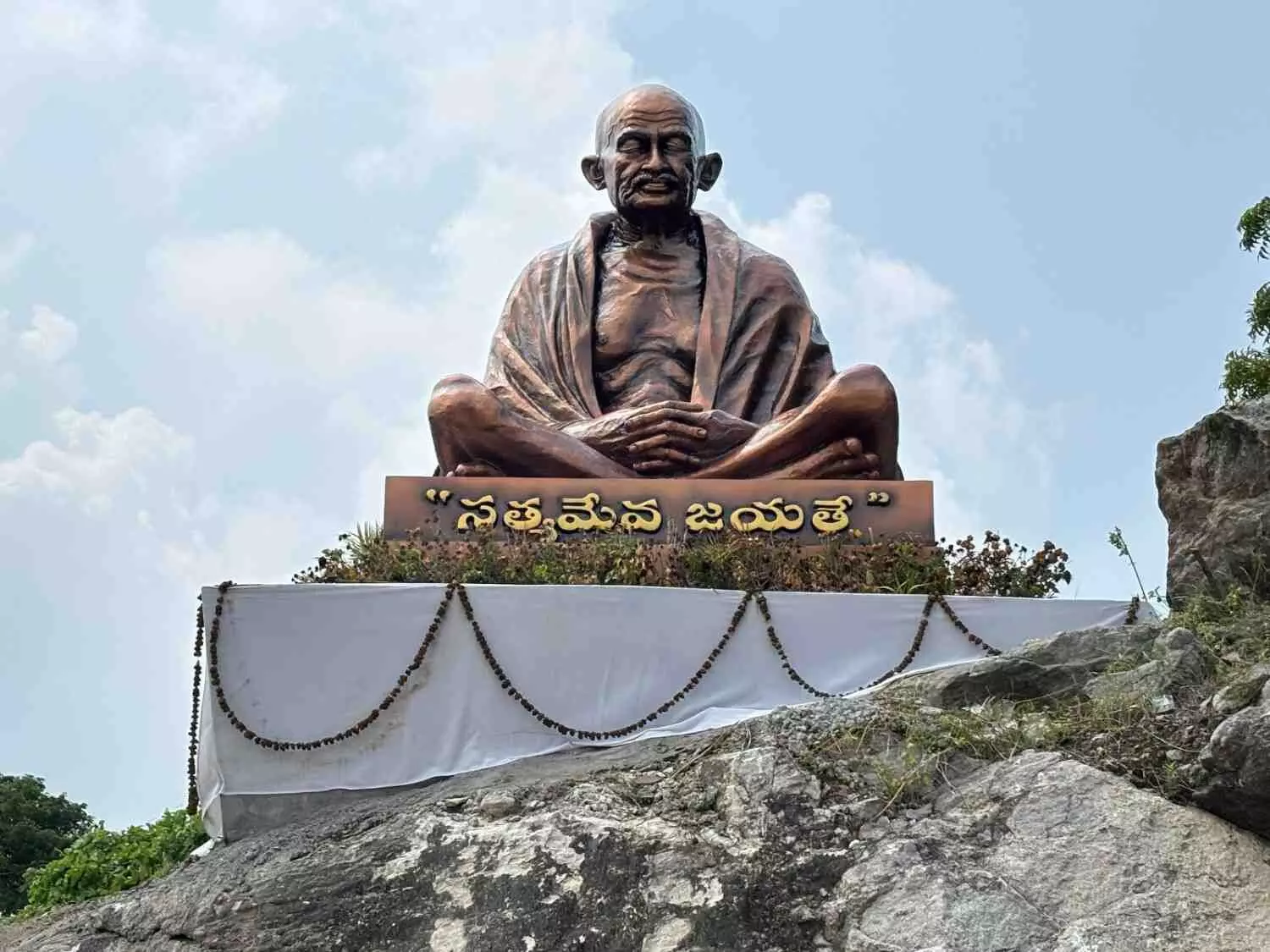 విజయవాడ వెళ్తే గాంధీ కొండ చూడకుండా రాకండి! విజయవాడ వెళ్తే గాంధీ కొండ చూడకుండా రాకండి!