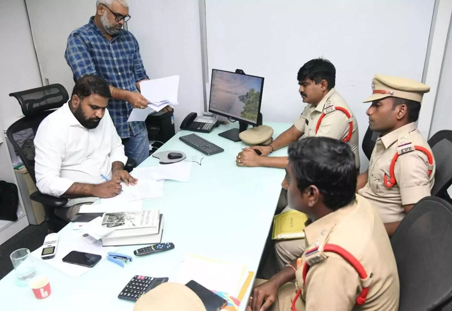 సాక్షి ఎడిటర్ ధనుంజయ్ రెడ్డిని వెంటాడుతున్న పోలీసులు సాక్షి ఎడిటర్ ధనుంజయ్ రెడ్డిని వెంటాడుతున్న పోలీసులు
