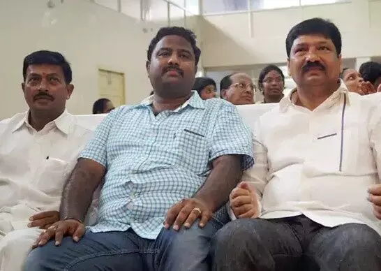 జోగి రమేష్ అతడి స్నేహితుడే.. జోగి రమేష్ అతడి స్నేహితుడే..