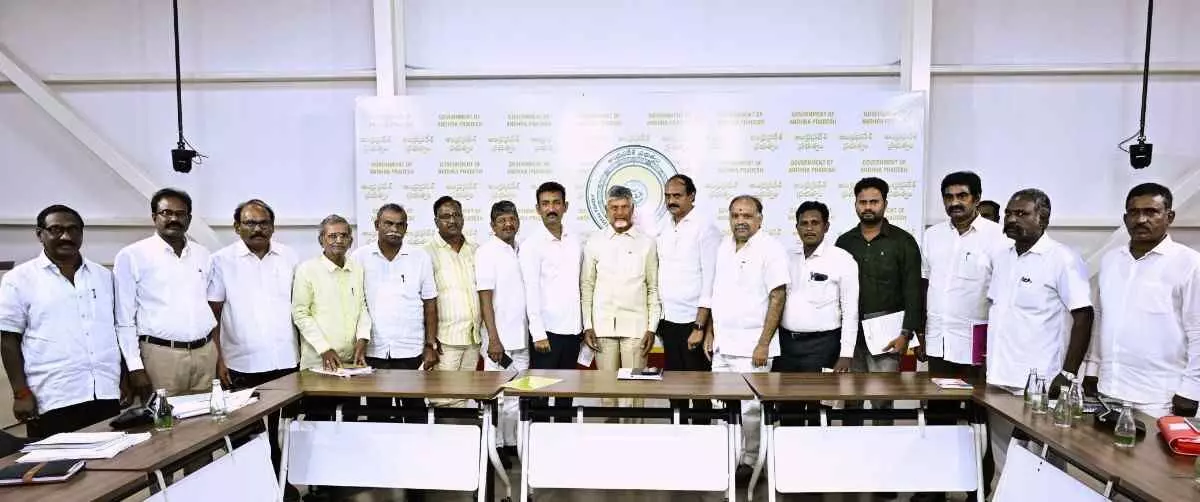 ఒక డీఏతో సర్ధుకోండి..వీలున్నప్పుడు పీఆర్సీ చూస్తాం ఒక డీఏతో సర్ధుకోండి..వీలున్నప్పుడు పీఆర్సీ చూస్తాం