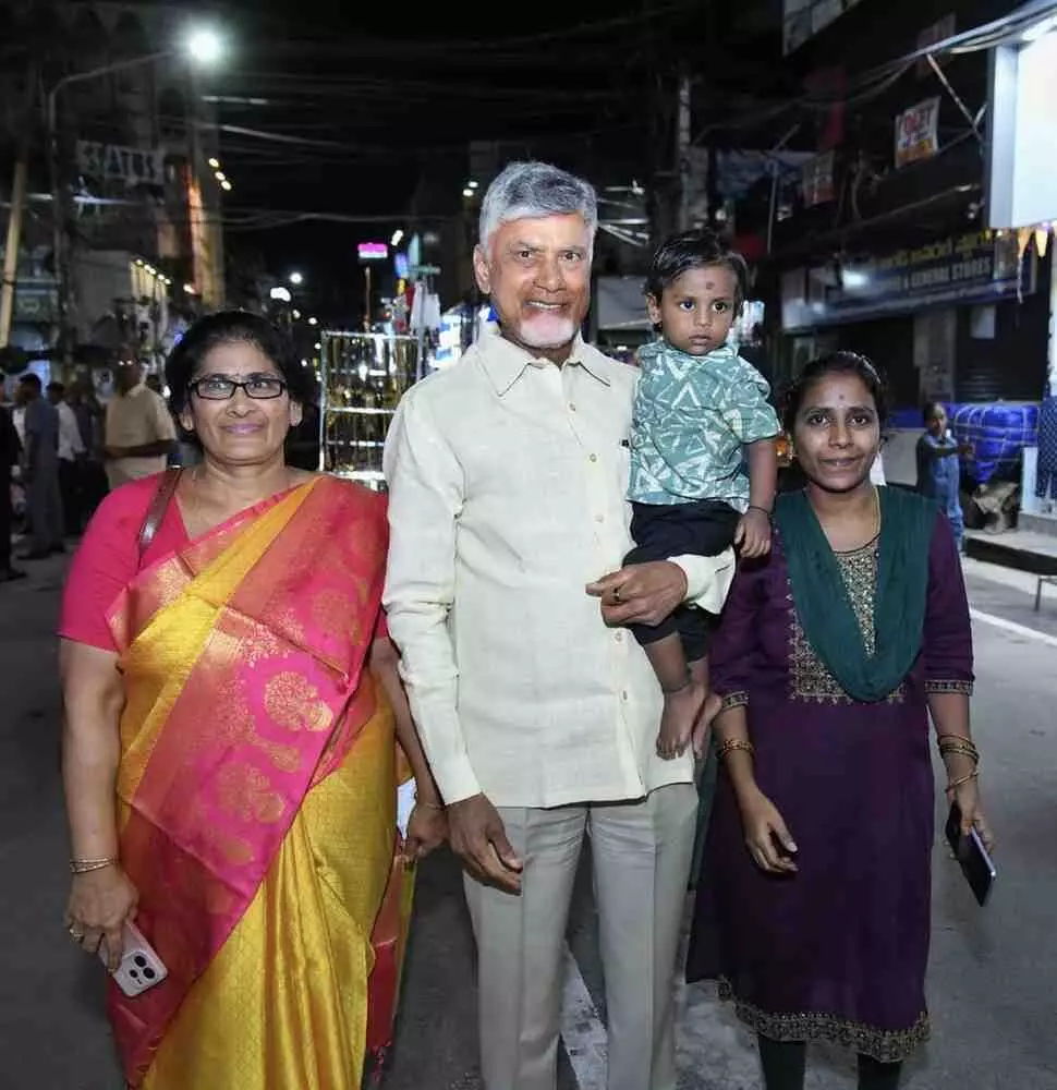 విజయవాడ బీసెంట్ రోడ్డులో సీఎం జీఎస్టీ ప్రచారం విజయవాడ బీసెంట్ రోడ్డులో సీఎం జీఎస్టీ ప్రచారం