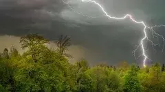 మహిళా కూలీల ప్రాణాలు తీసిన పిడుగు