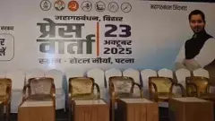 కూటమి నేతల ఫొటో లేకుండా ఆర్జేడీ ఫ్లెక్సీ