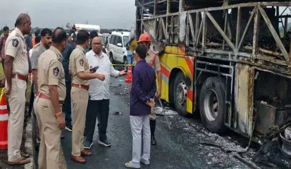 కర్నూలు వద్ద కావేరి బస్సులో 20 మంది సజీవ దహనం కర్నూలు వద్ద కావేరి బస్సులో 20 మంది సజీవ దహనం