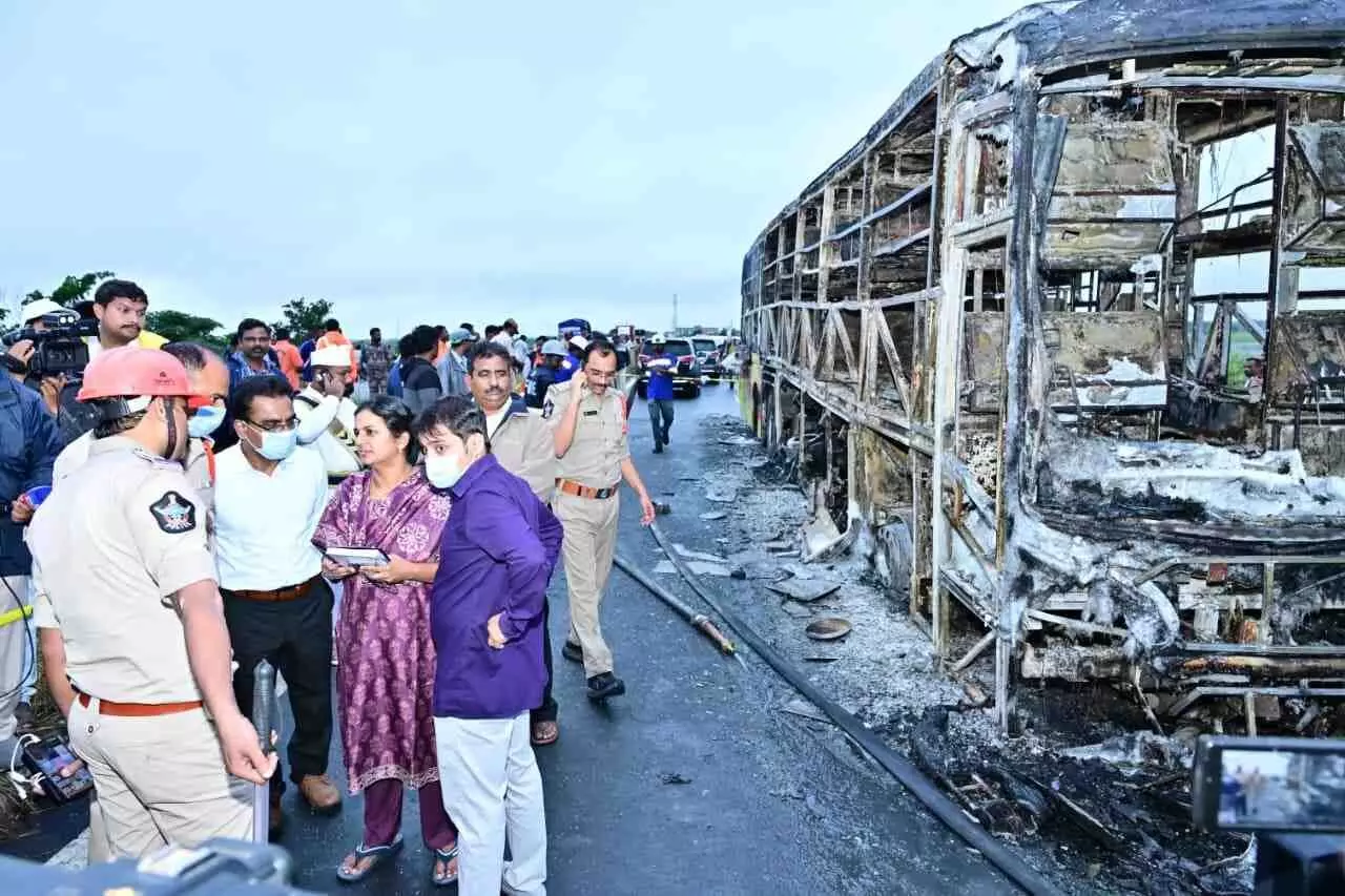 కర్నూలు బస్సు ప్రమాదం: కంట్రోల్ రూమ్లు ఏర్పాటు, హెల్ప్లైన్ నంబర్లు కర్నూలు బస్సు ప్రమాదం: కంట్రోల్ రూమ్లు ఏర్పాటు, హెల్ప్లైన్ నంబర్లు