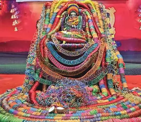 గాజుల అలంకారంలో కనక దుర్గమ్మ..ఎన్ని గాజులంటే గాజుల అలంకారంలో కనక దుర్గమ్మ..ఎన్ని గాజులంటే