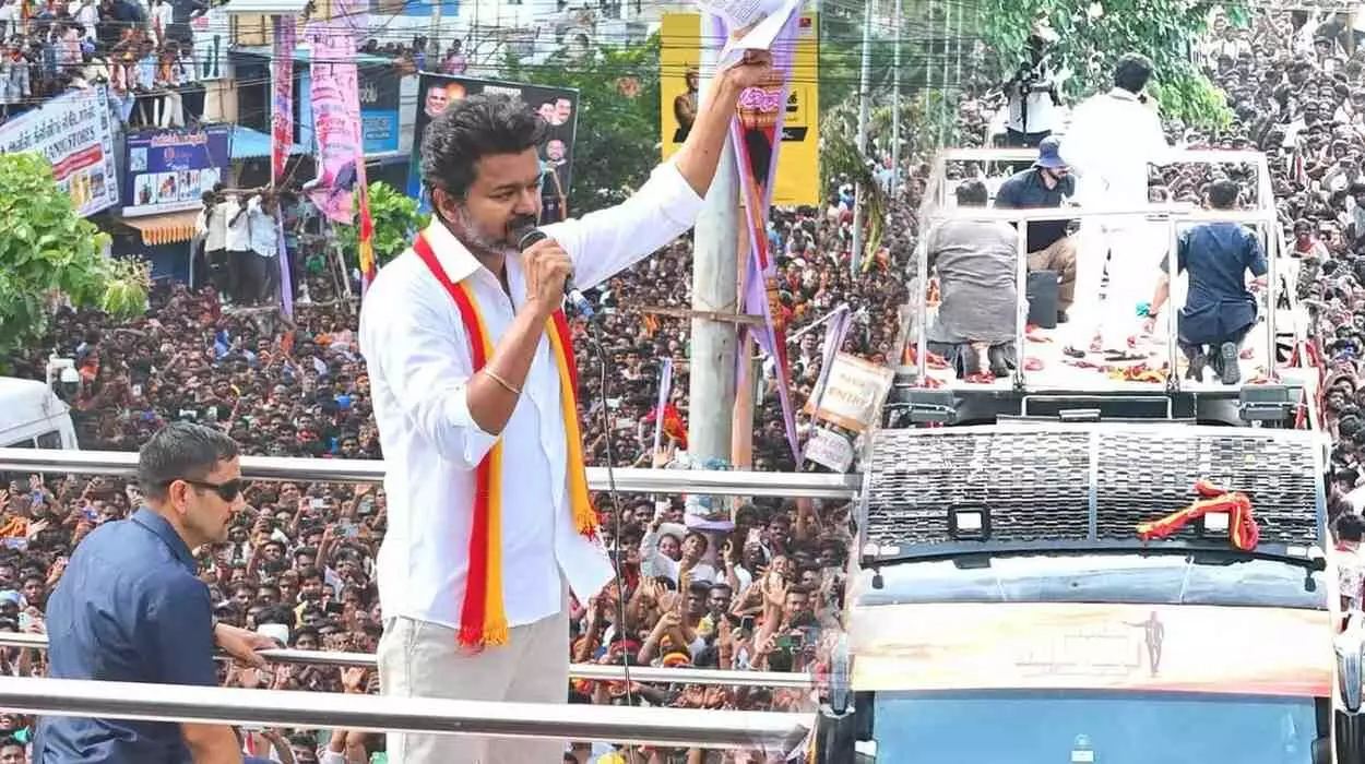 కరూర్ మృతుల కుటుంబ సభ్యులతో విజయ్ సమావేశం? కరూర్ మృతుల కుటుంబ సభ్యులతో విజయ్ సమావేశం?