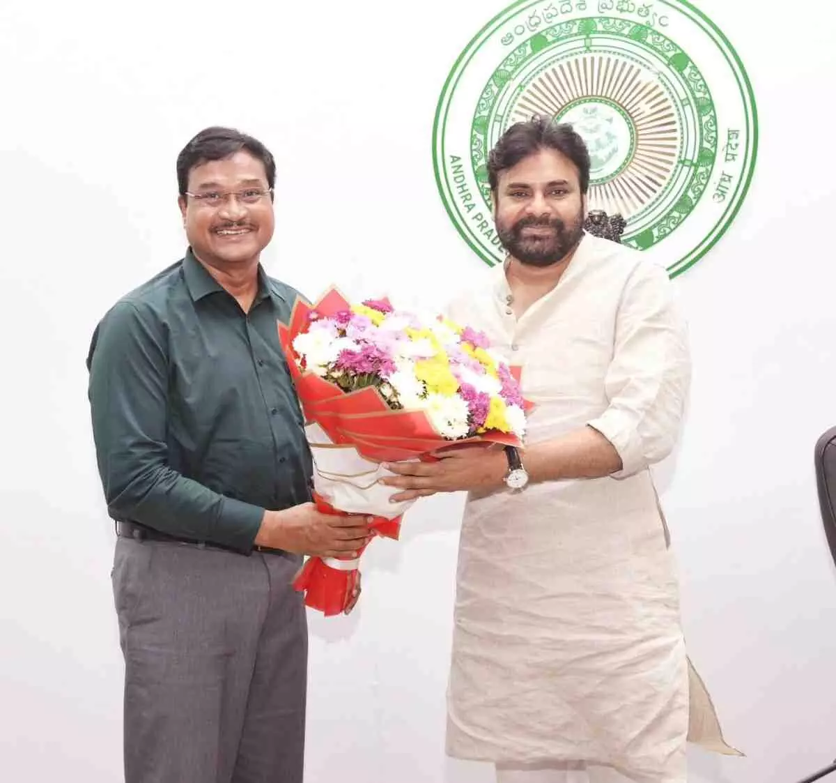 పవన్ కళ్యాణ్తో తెలంగాణ హైడ్రా కమిషనర్ రంగనాథ్ భేటీ..అందుకేనా పవన్ కళ్యాణ్తో తెలంగాణ హైడ్రా కమిషనర్ రంగనాథ్ భేటీ..అందుకేనా
