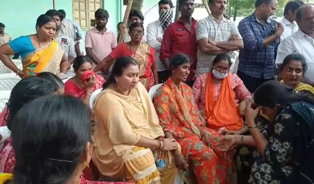 భగవంతుడా శవాలనైనా త్వరగా ఇప్పించు..మిన్నంటుతున్నరోదనలు భగవంతుడా శవాలనైనా త్వరగా ఇప్పించు..మిన్నంటుతున్నరోదనలు