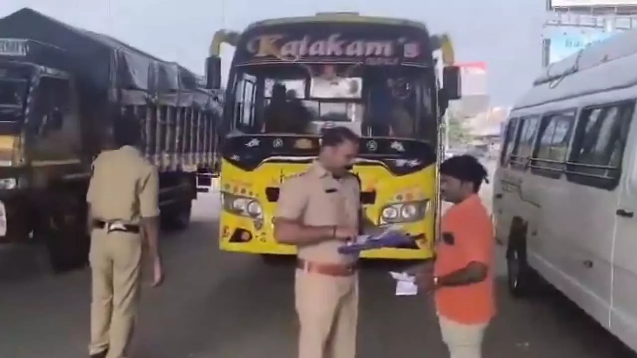 ప్రైవేటు ట్రావెల్స్ పై ఆర్టీఏ అధికారుల కేసులు (వీడియోలు) ప్రైవేటు ట్రావెల్స్ పై ఆర్టీఏ అధికారుల కేసులు (వీడియోలు)