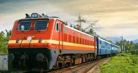 మొంథా ముప్పు..50కి పైగా రైల్వే స్టేషన్లలో కంట్రోల్ రూమ్లు మొంథా ముప్పు..50కి పైగా రైల్వే స్టేషన్లలో కంట్రోల్ రూమ్లు