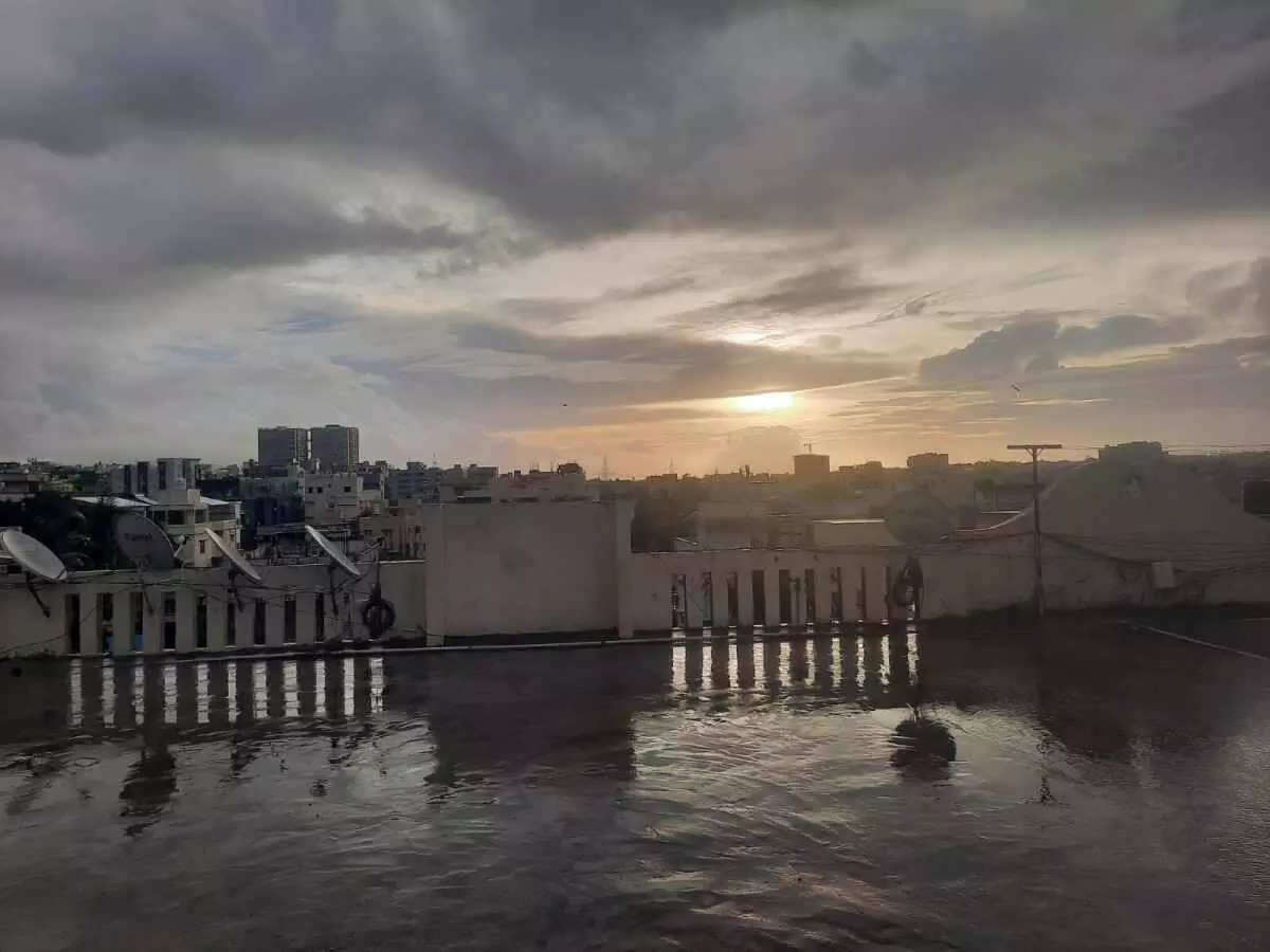 విశాఖలో విభిన్న వాతావరణం! విశాఖలో విభిన్న వాతావరణం!