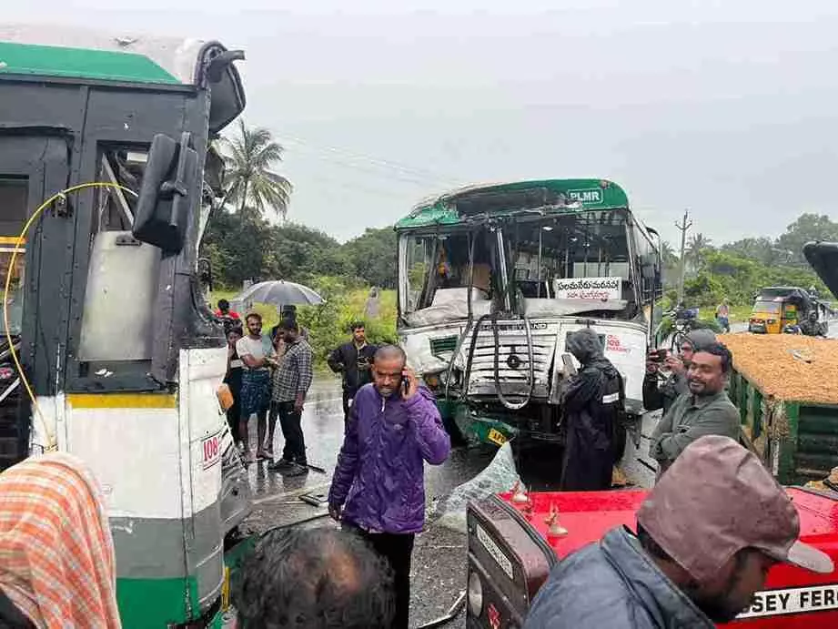 ఆగని ప్రమాద ఘంటికలు.. ఎదురుగా ఢీకొన్న ఆర్టీసీ అద్దె బస్సులు ఆగని ప్రమాద ఘంటికలు.. ఎదురుగా ఢీకొన్న ఆర్టీసీ అద్దె బస్సులు