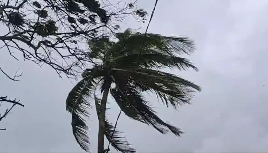 ఉప్పాడ తీరంలో ఉధృతంగా మోంథా ఉప్పాడ తీరంలో ఉధృతంగా మోంథా
