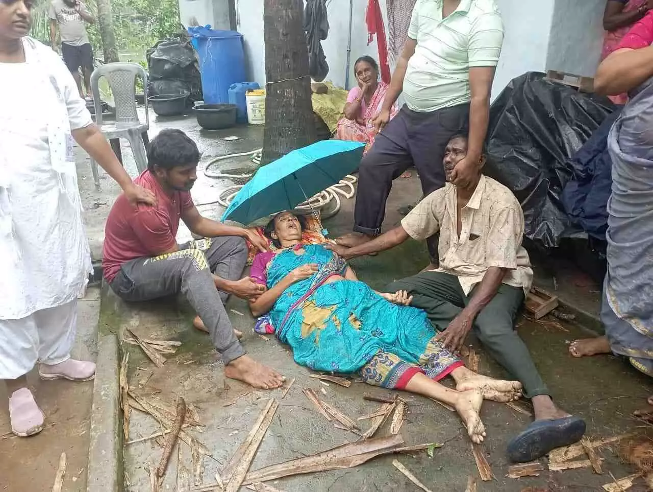 మొంథా తుపాను ఎఫెక్ట్, చెట్టు కూలి మహిళ మృతి మొంథా తుపాను ఎఫెక్ట్, చెట్టు కూలి మహిళ మృతి