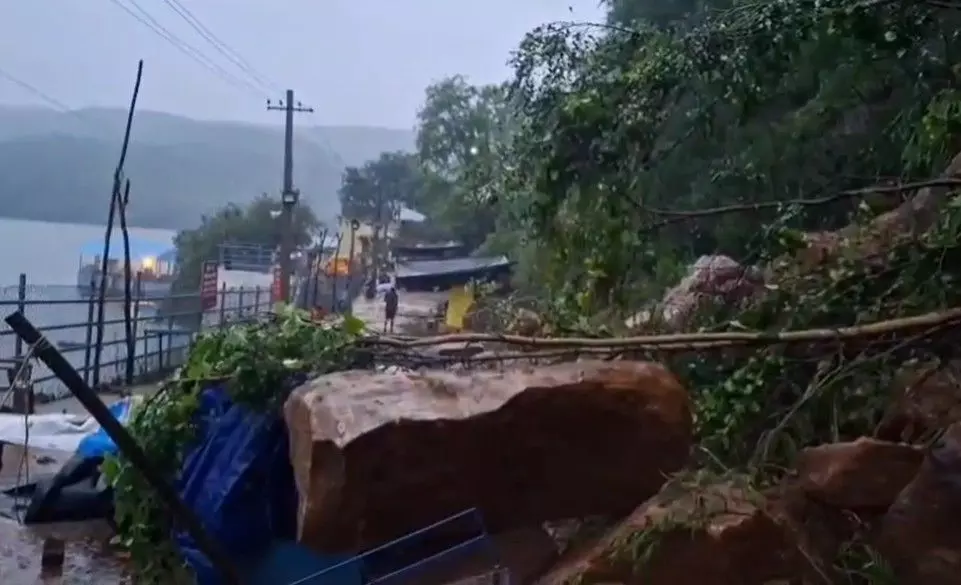 శ్రీశైల పాతాళగంగ మెట్ల మార్గంలో విరిగిపడిన కొండ చరియలు శ్రీశైల పాతాళగంగ మెట్ల మార్గంలో విరిగిపడిన కొండ చరియలు