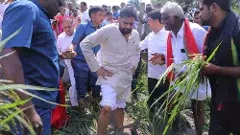 బురదలో దిగి..రైతులా మారిన రియల్ హీరో