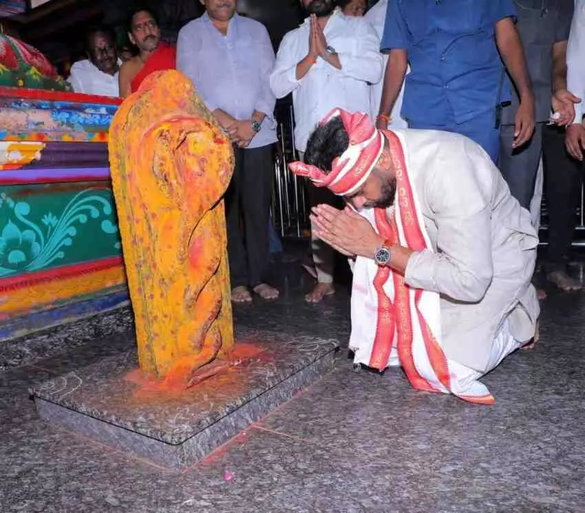 పుట్టకు పాలుపోసి..మొక్కు తీర్చుకొని