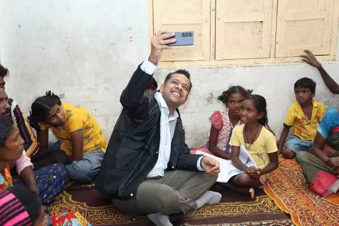 సెల్పీ కలెక్టరే కాదు..చదివించే కలెక్టర్ సెల్పీ కలెక్టరే కాదు..చదివించే కలెక్టర్