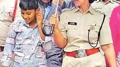 బుజ్జగించి..బుడ్డోడిని వెంటబెట్టుకొని..డీసీపీ సరిత స్టైలే వేరు