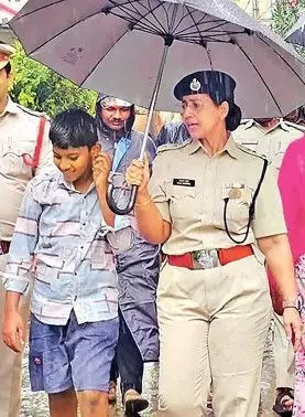 బుజ్జగించి..బుడ్డోడిని వెంటబెట్టుకొని..డీసీపీ సరిత స్టైలే వేరు