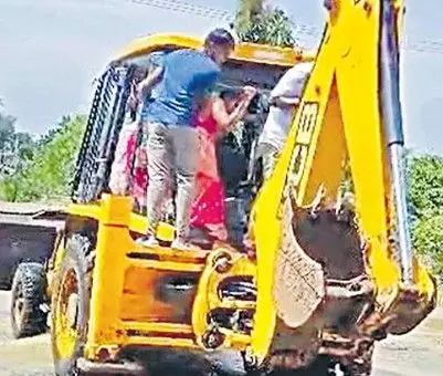 రెండు జంటలను కలిపిన జేసీబీ రెండు జంటలను కలిపిన జేసీబీ