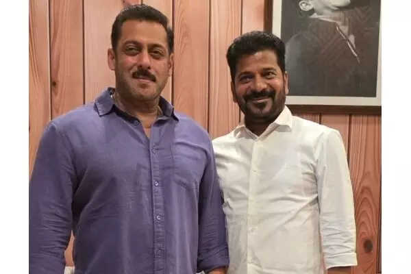 రేవంత్–సల్మాన్ సీక్రెట్ మీటింగ్! రేవంత్–సల్మాన్ సీక్రెట్ మీటింగ్!