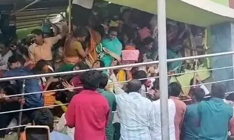 కాశీబుగ్గలో తొక్కిసలాట..9 మంది మృతి కాశీబుగ్గలో తొక్కిసలాట..9 మంది మృతి