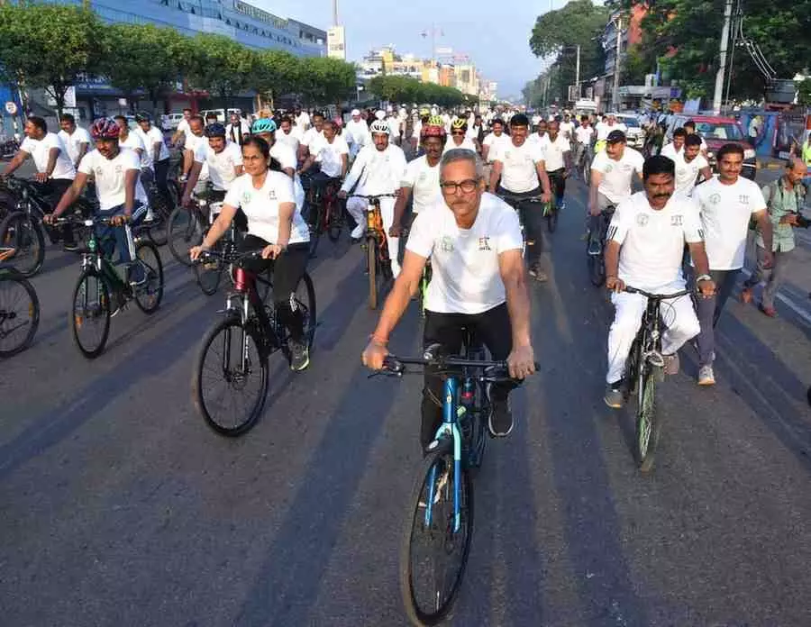 అవినీతిపై పోరాటానికి అందరూ ముందుకు రావాలి అవినీతిపై పోరాటానికి అందరూ ముందుకు రావాలి